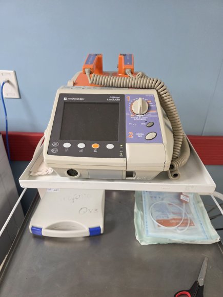 Desfibrilador portátil multiparamétrico Nihon Kohden Cardiolife