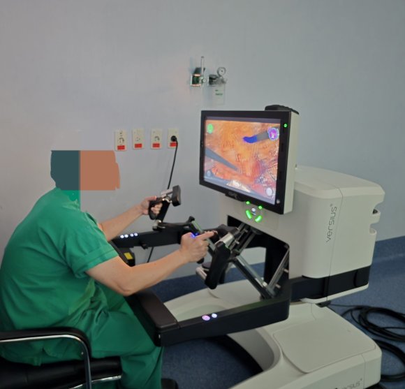 Cirujano utilizando el sistema robótico quirúrgico Versius de CMR Surgical